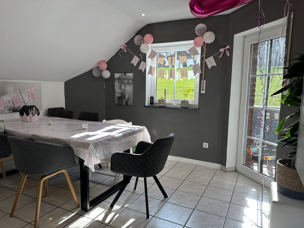 Immobilienangebot - Much - Wohnung - Wohnen mit Weitblick – großzügige Dachgeschosswohnung mit Kamin, Balkon & moderner Wohnküche