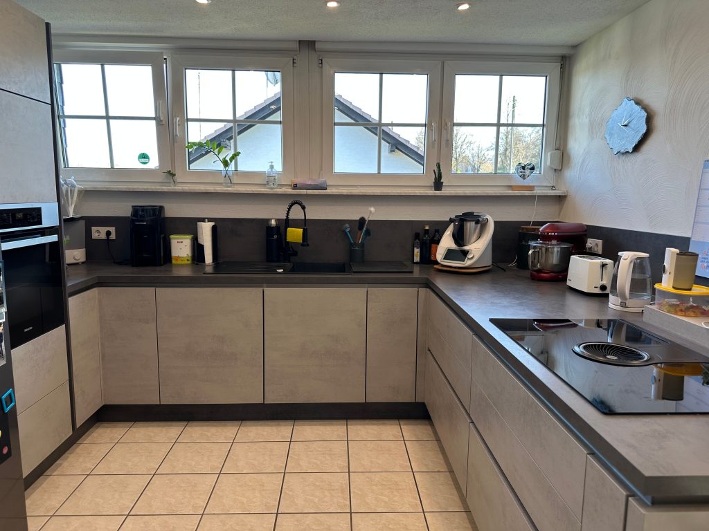 Immobilienangebot - Much - Wohnung - Wohnen mit Weitblick – großzügige Dachgeschosswohnung mit Kamin, Balkon & moderner Wohnküche