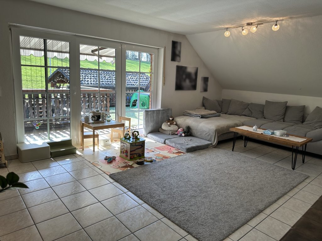 Immobilienangebot - Much - Wohnung - Wohnen mit Weitblick – großzügige Dachgeschosswohnung mit Kamin, Balkon & moderner Wohnküche