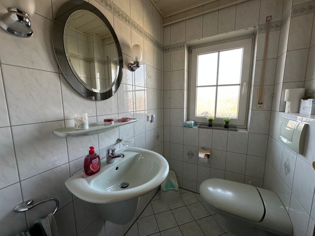 Immobilienangebot - Much - Wohnung - Wohnen mit Weitblick – großzügige Dachgeschosswohnung mit Kamin, Balkon & moderner Wohnküche