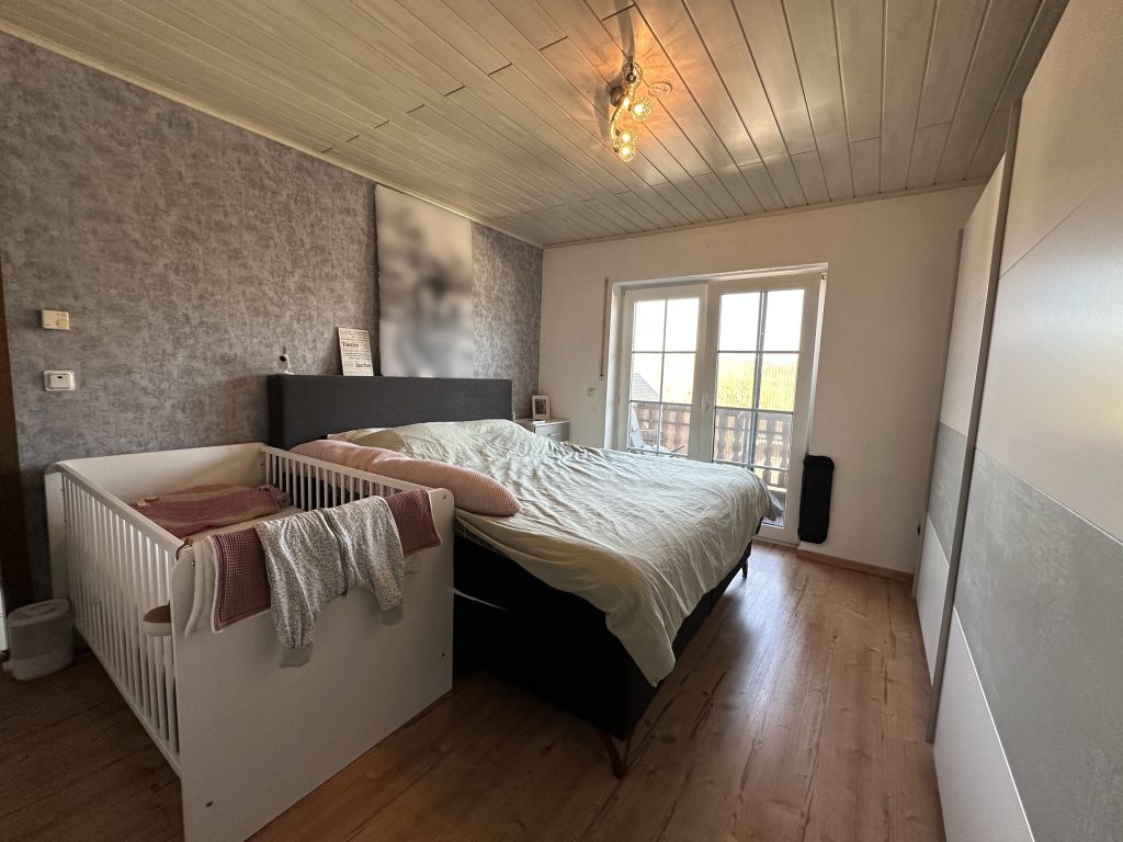 Immobilienangebot - Much - Wohnung - Wohnen mit Weitblick – großzügige Dachgeschosswohnung mit Kamin, Balkon & moderner Wohnküche