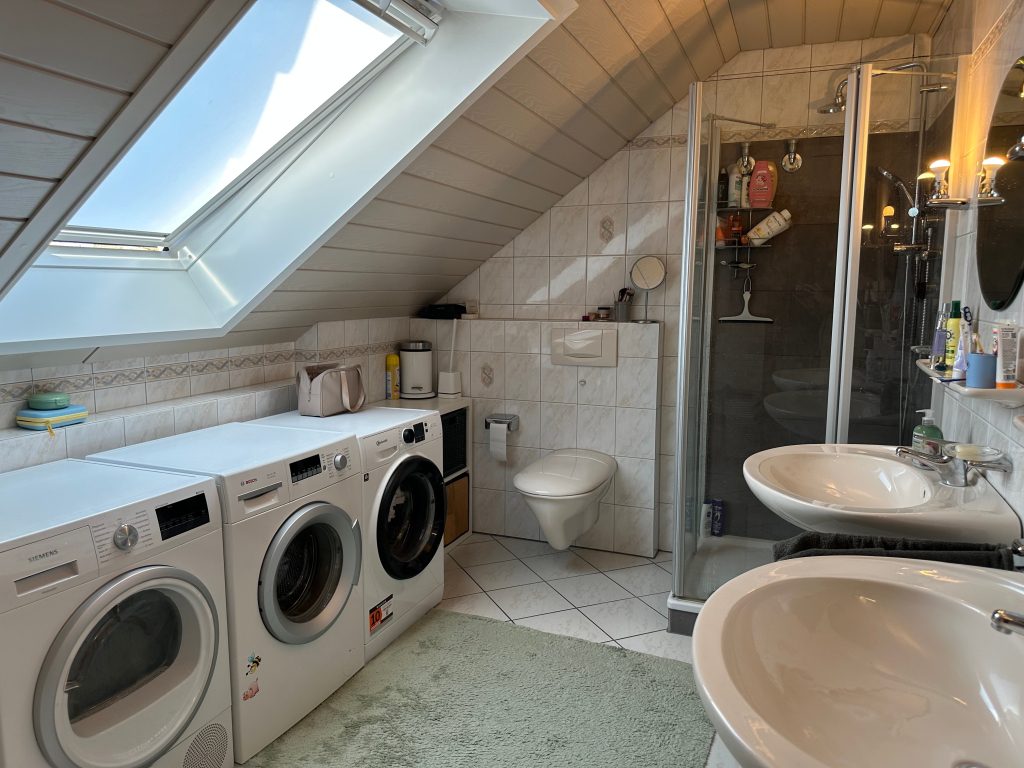 Immobilienangebot - Much - Wohnung - Wohnen mit Weitblick – großzügige Dachgeschosswohnung mit Kamin, Balkon & moderner Wohnküche