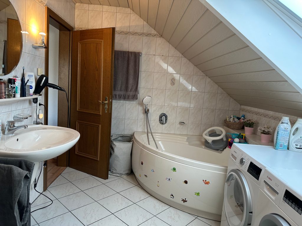 Immobilienangebot - Much - Wohnung - Wohnen mit Weitblick – großzügige Dachgeschosswohnung mit Kamin, Balkon & moderner Wohnküche