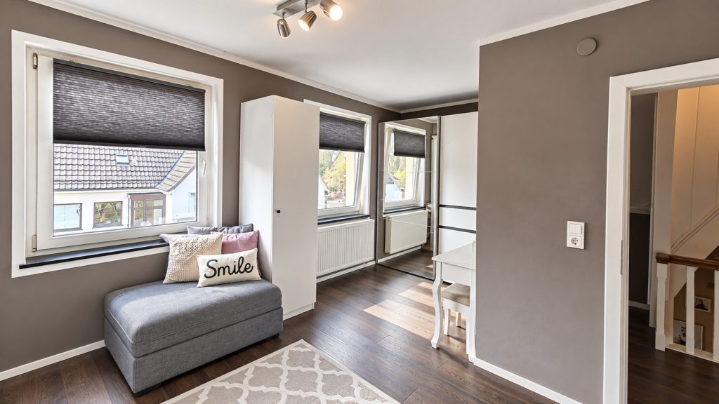 Immobilienangebot - Gummersbach - Haus - Modernisiertes Reihenendhaus mit großem Grundstück & viel Platz für die Familie