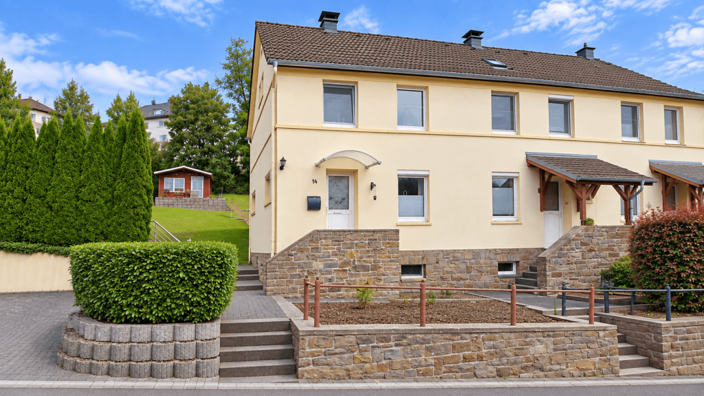 Immobilienangebot - Gummersbach - Haus - Modernisiertes Reihenendhaus mit großem Grundstück & viel Platz für die Familie
