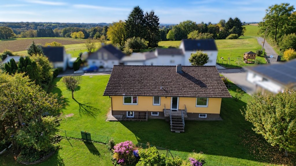 Immobilienangebot - Neunkirchen-Seelscheid - Haus - Ruhige, idyllische Lage am Ortsrand – freistehender Bungalow auf großem Grundstück