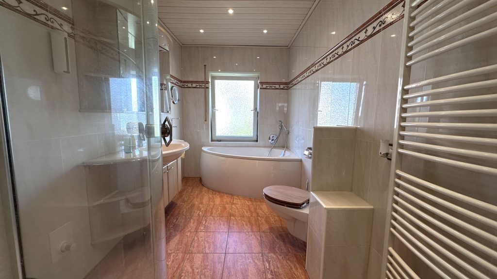 Immobilienangebot - Neunkirchen-Seelscheid - Haus - Ruhige, idyllische Lage am Ortsrand – freistehender Bungalow auf großem Grundstück