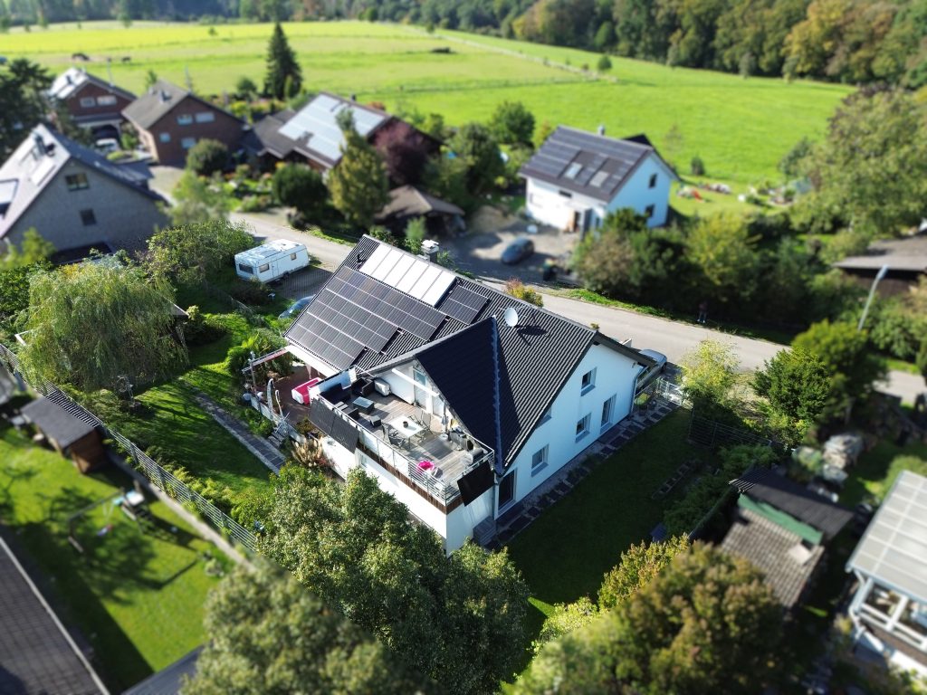 Immobilienangebot - Ruppichteroth - Haus - Modernisiertes Zweifamilienhaus mit Whirlpool, Sauna, PV-Anlage & vielseitigen Wohnmöglichkeiten