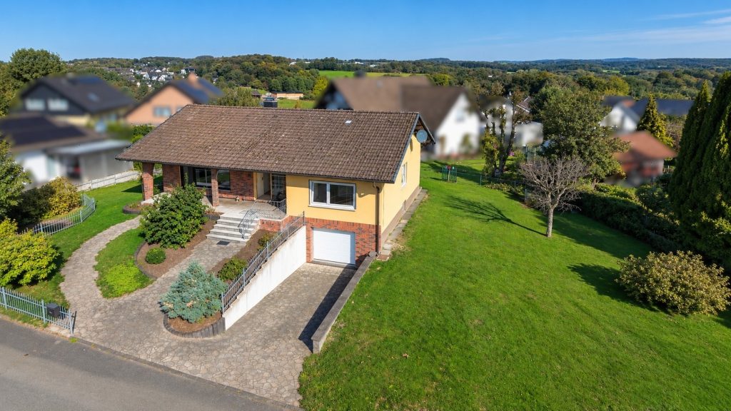 Immobilienangebot - Neunkirchen-Seelscheid - Haus - Ruhige, idyllische Lage am Ortsrand – freistehender Bungalow auf großem Grundstück