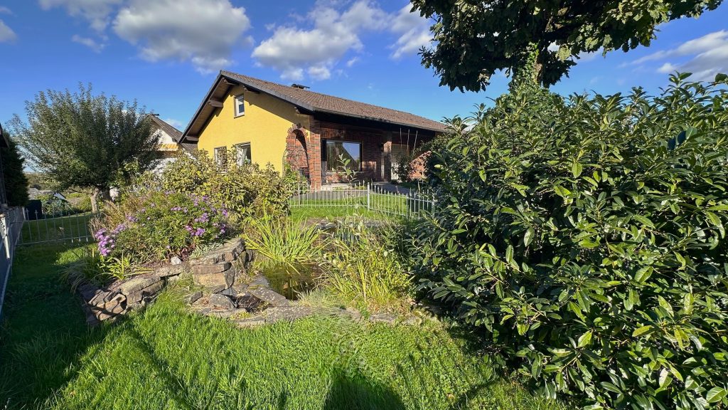 Immobilienangebot - Neunkirchen-Seelscheid - Haus - Ruhige, idyllische Lage am Ortsrand – freistehender Bungalow auf großem Grundstück