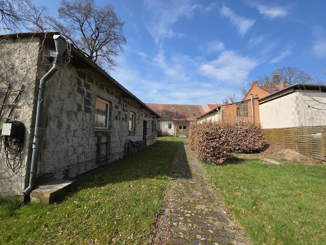 Immobilienangebot - Alt Ruppin - Alle - Direkt am Rhin: Haus im Altstadtkern mit Gäste-Bungalow und privater Uferfront