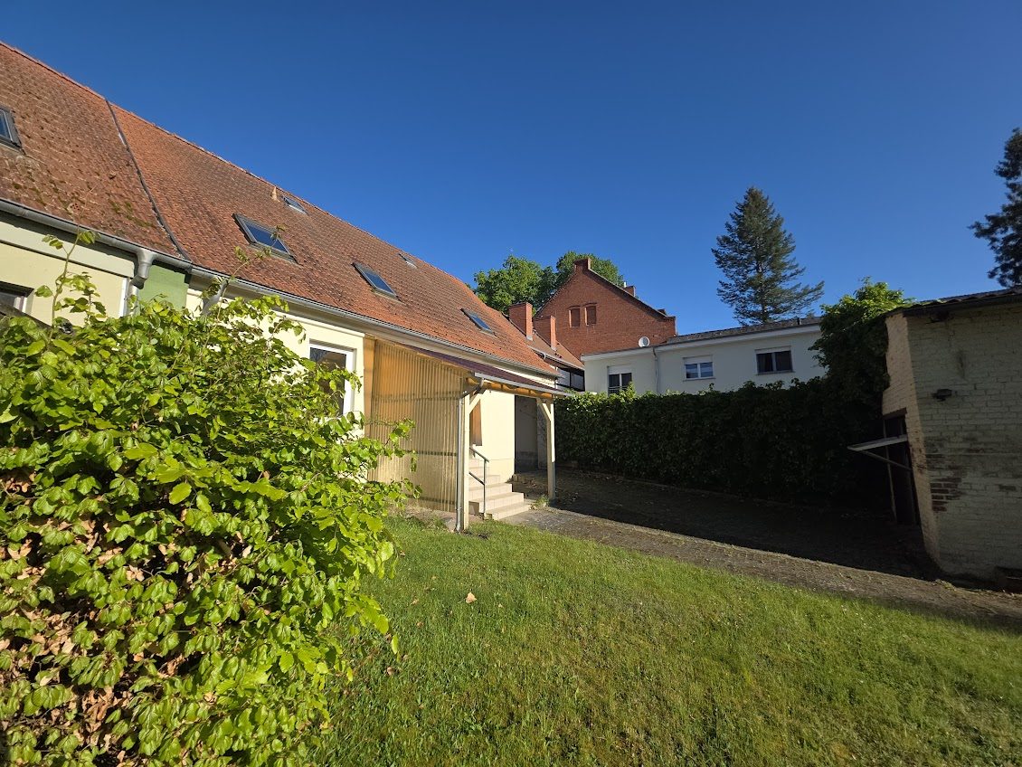 Immobilienangebot - Alt Ruppin - Alle - Direkt am Rhin: Haus im Altstadtkern mit Gäste-Bungalow und privater Uferfront