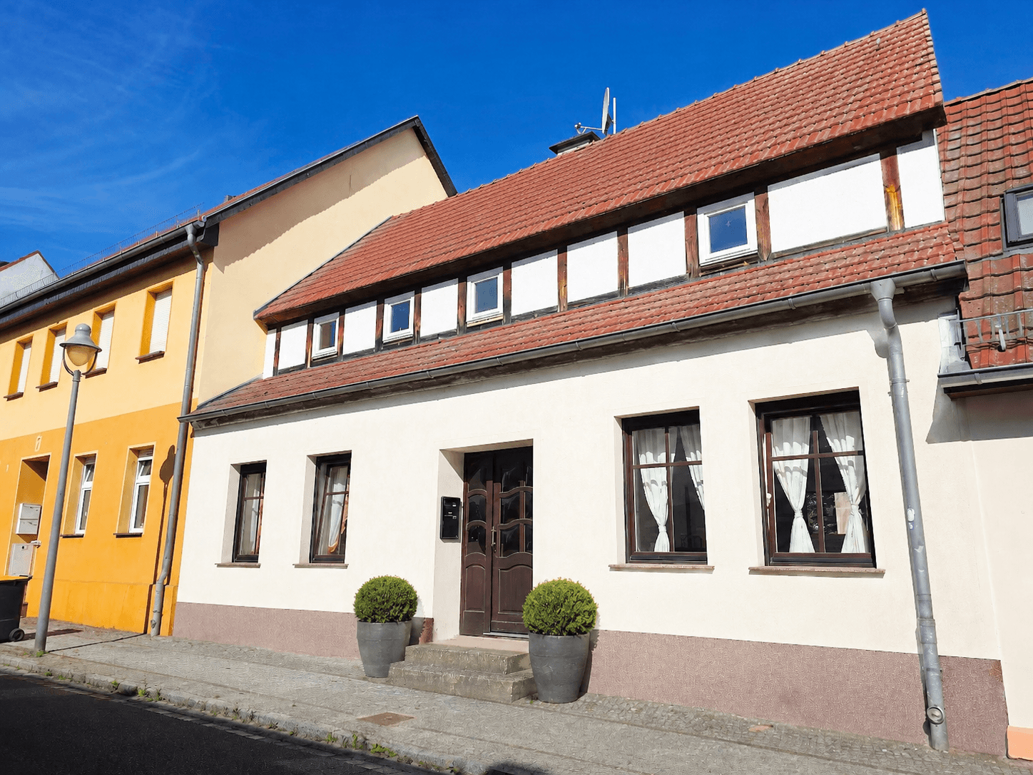 Immobilienangebot - Zehdenick - Alle - Viel Platz hinter historischer Stadtkulisse – Stadthaus mit Garten, Innenhof und Ausbaupotenzial
