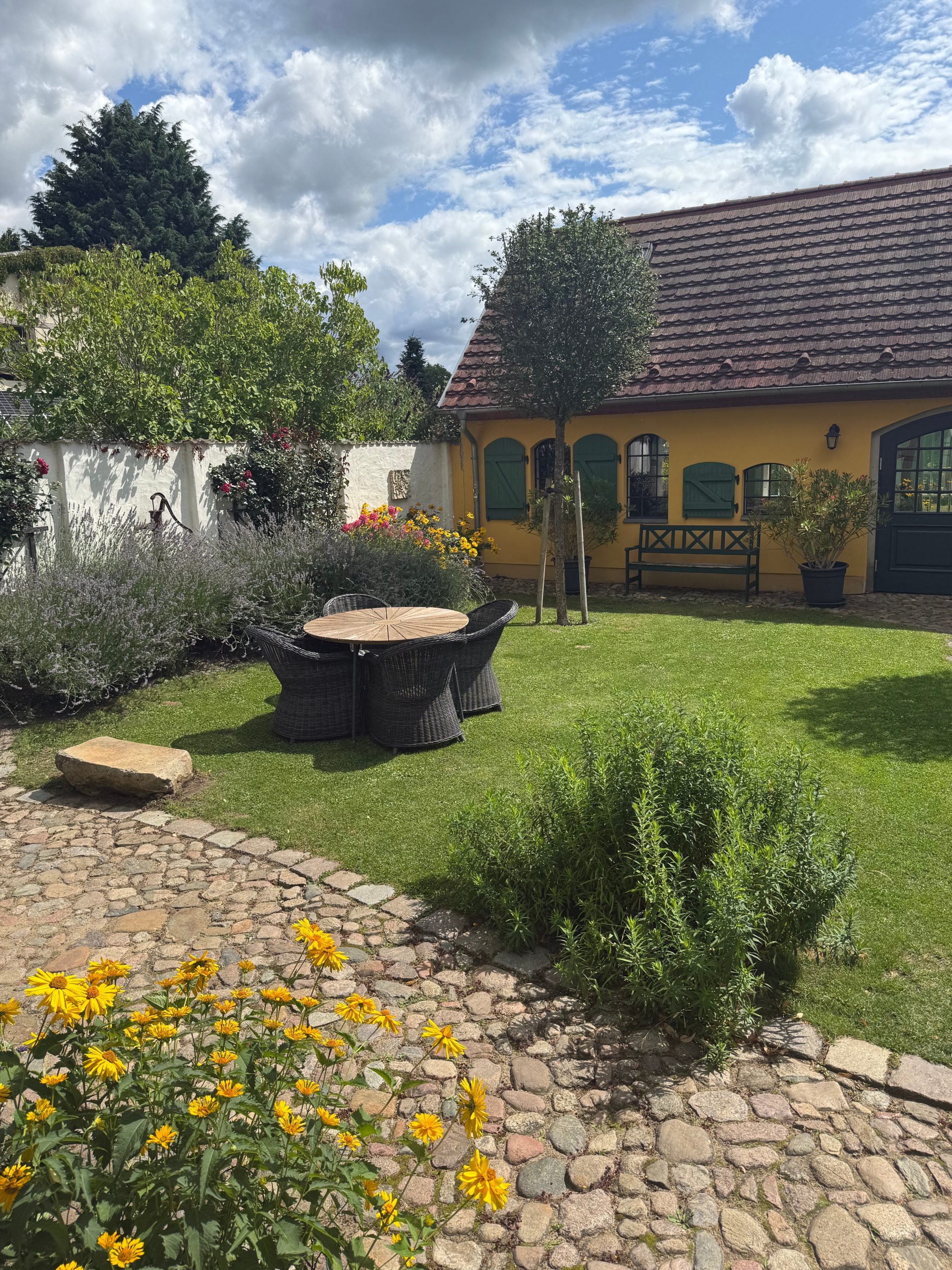 Immobilienangebot - Wustrau - Alle - Verstecktes Kleinod mit Vorderhaus, ausgebauter Remise und großem Garten