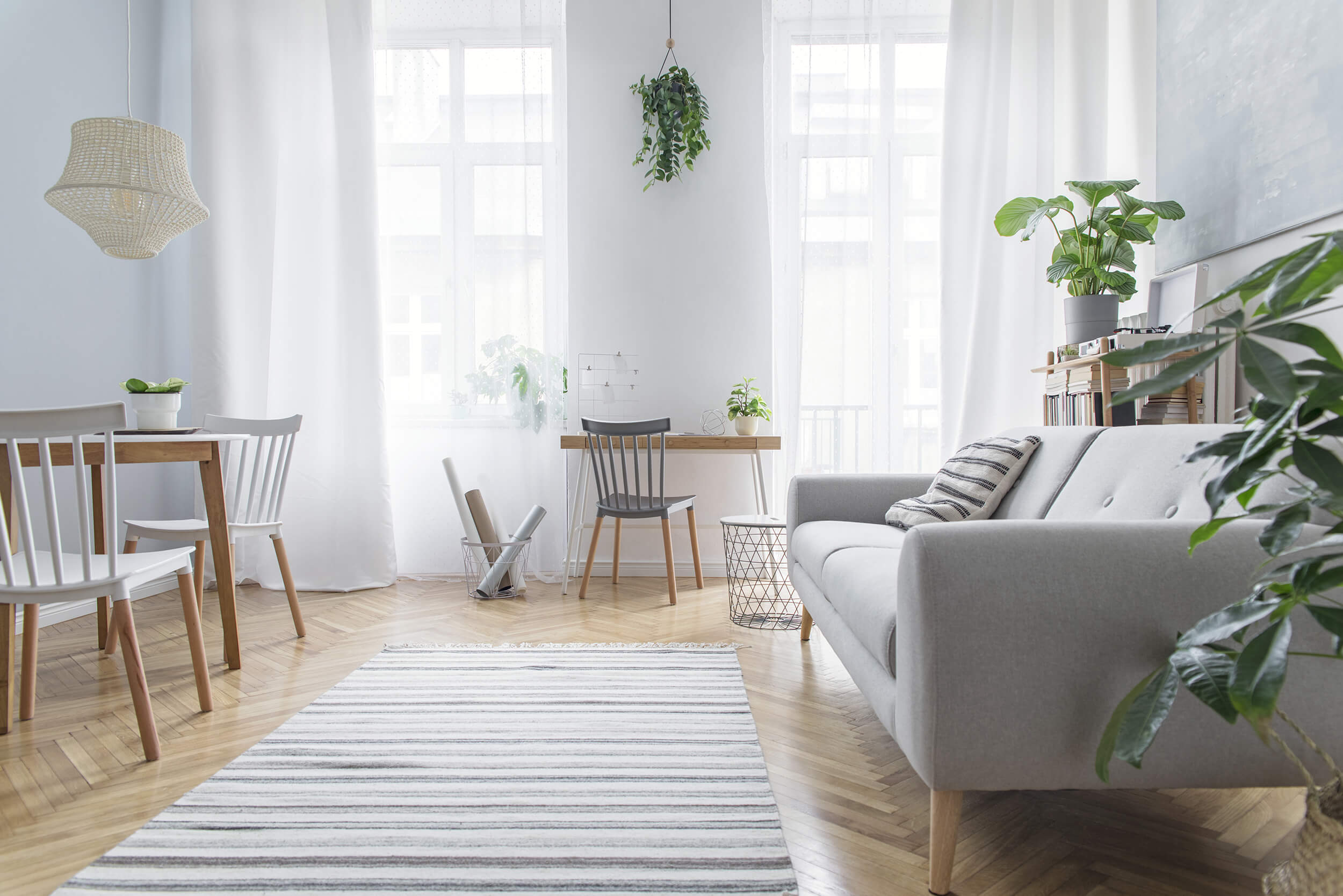Modern eingerichtete Wohnung mit großen Fenstern