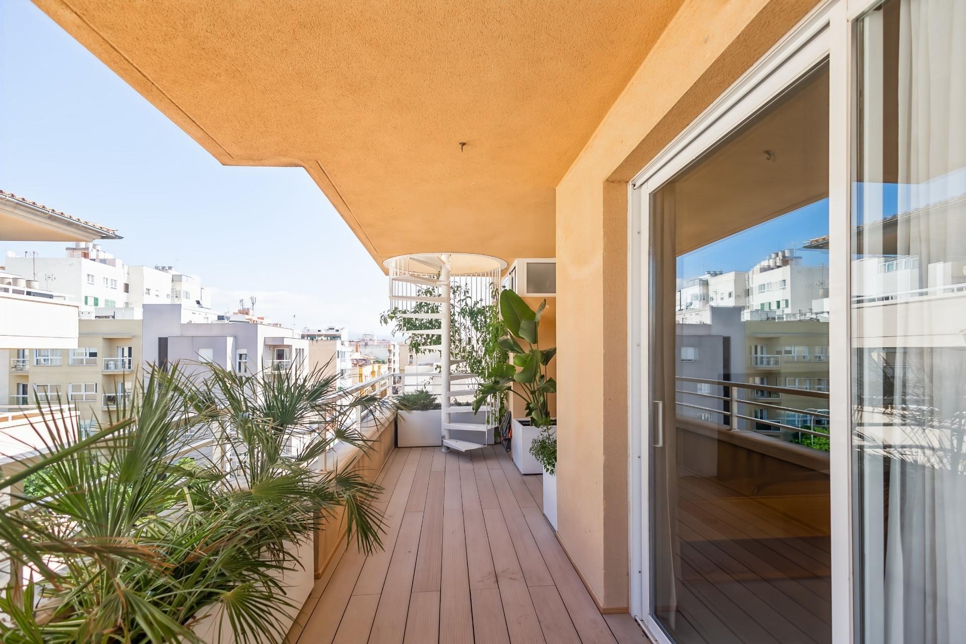 Immobilienangebot - Mallorca (Palma) - Alle - Vollständig renoviertes Penthouse mit außergewöhnlich großer privater Dachterrasse, Parkplatz und modernem Wohnkomfort im Herzen von Palma