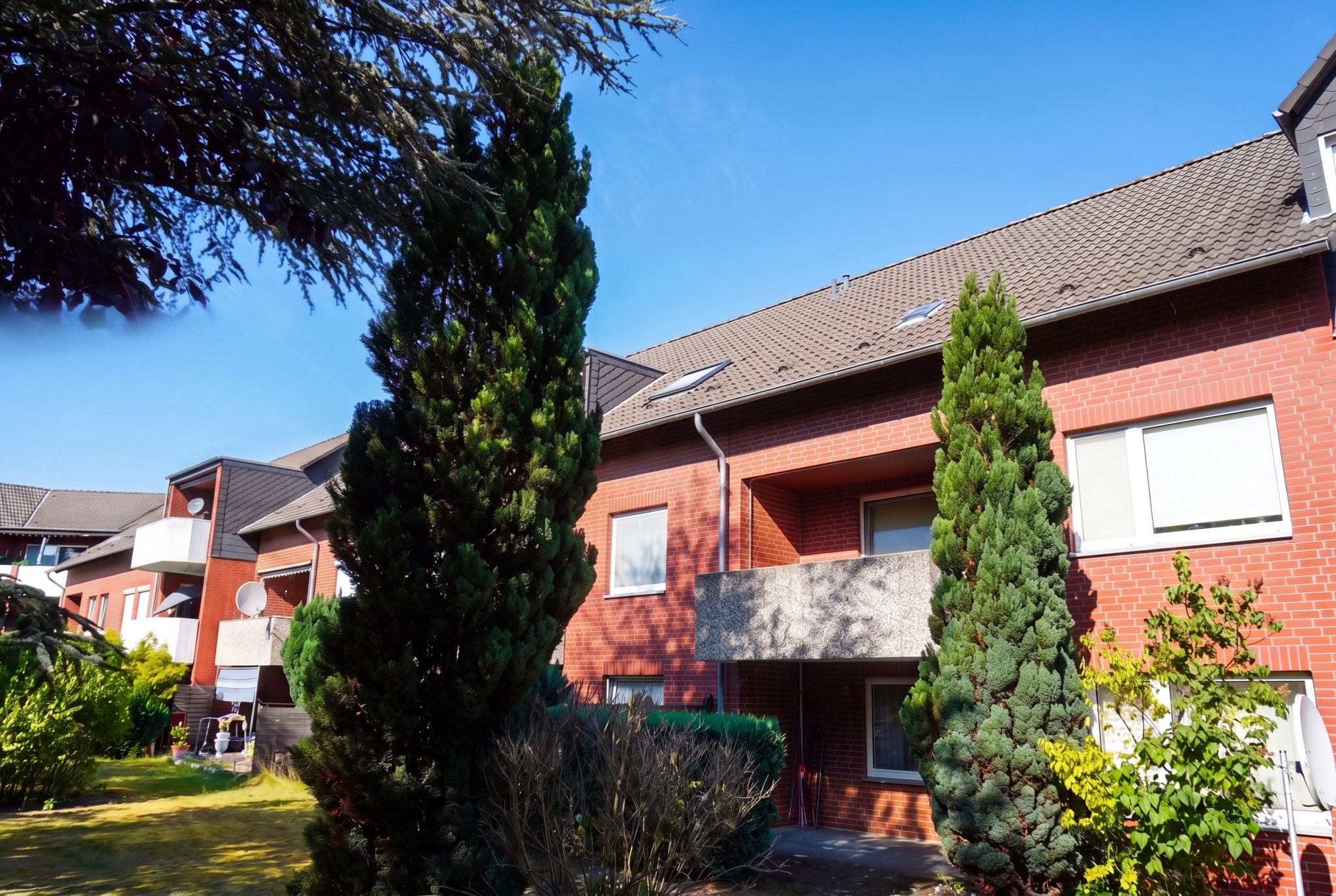 2LangHausansicht%20und%20Garten%20-%20v3 Immobilienangebot - Gifhorn - Alle - Solide Investmentchance in Gifhorn - vollvermietetes Mehrfamilienhaus mit stabilen Mieteinnahmen