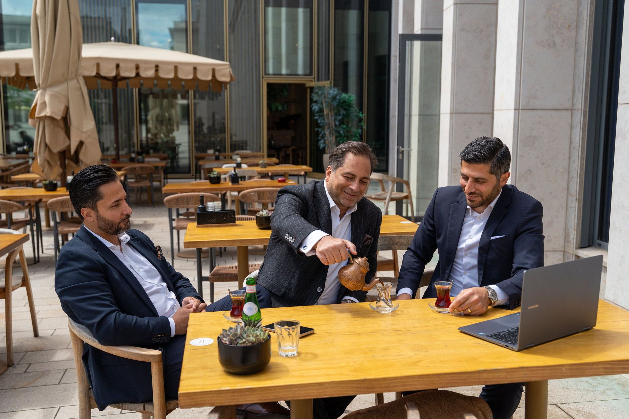 Das homéa-Team bei einer Besprechung im Büro in der Kölner Altstadt