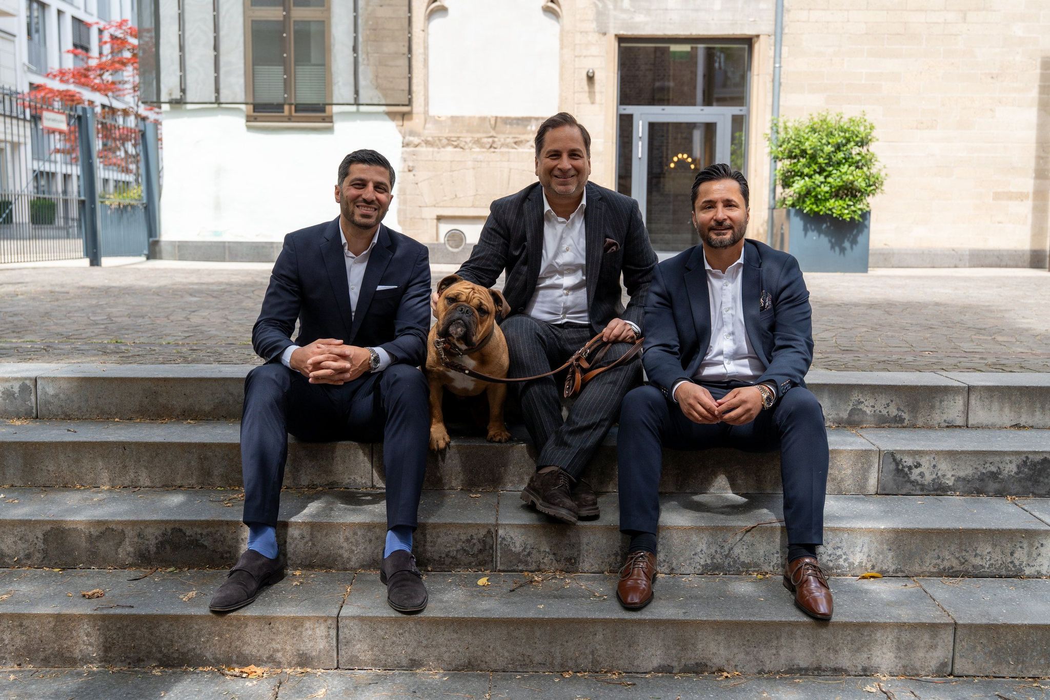 Das homéa-Team auf einer Treppe in der Kölner Innenstadt