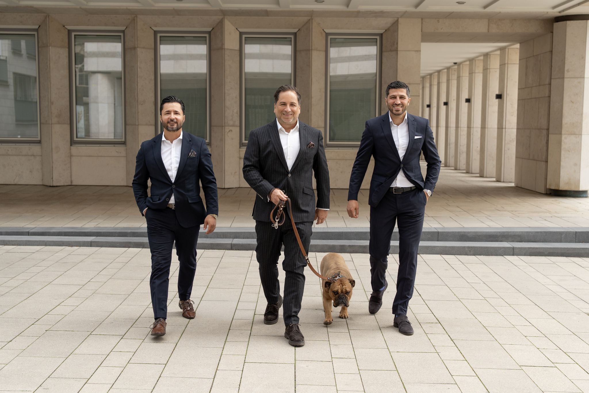 Das homéa-Team unter einer Kolonnade in Köln