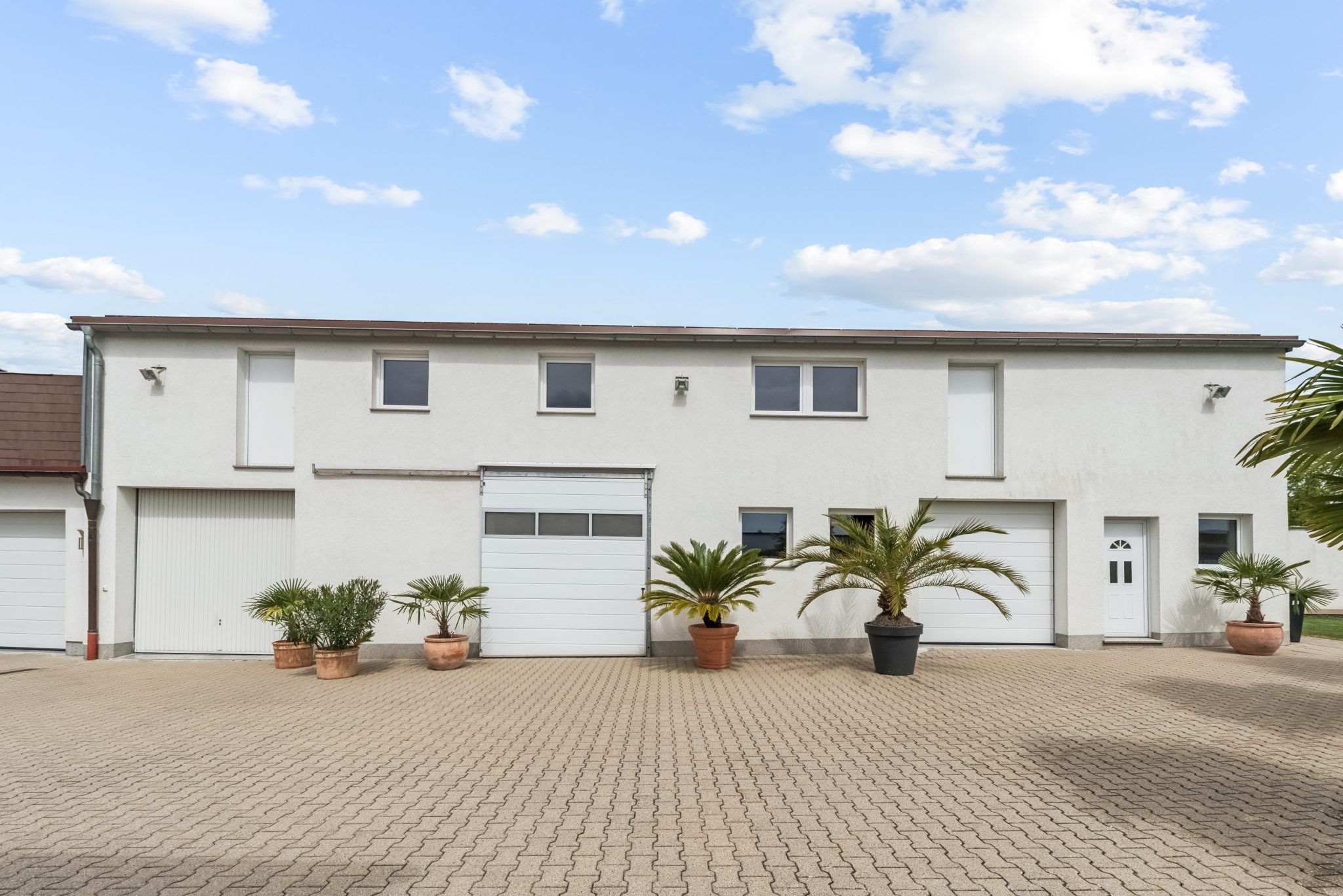 Immobilienangebot - Nörvenich - Alle - Wohnen & Arbeiten perfekt kombiniert – Gepflegtes Zweifamilienhaus mit großzügigem Gewerbeanbau