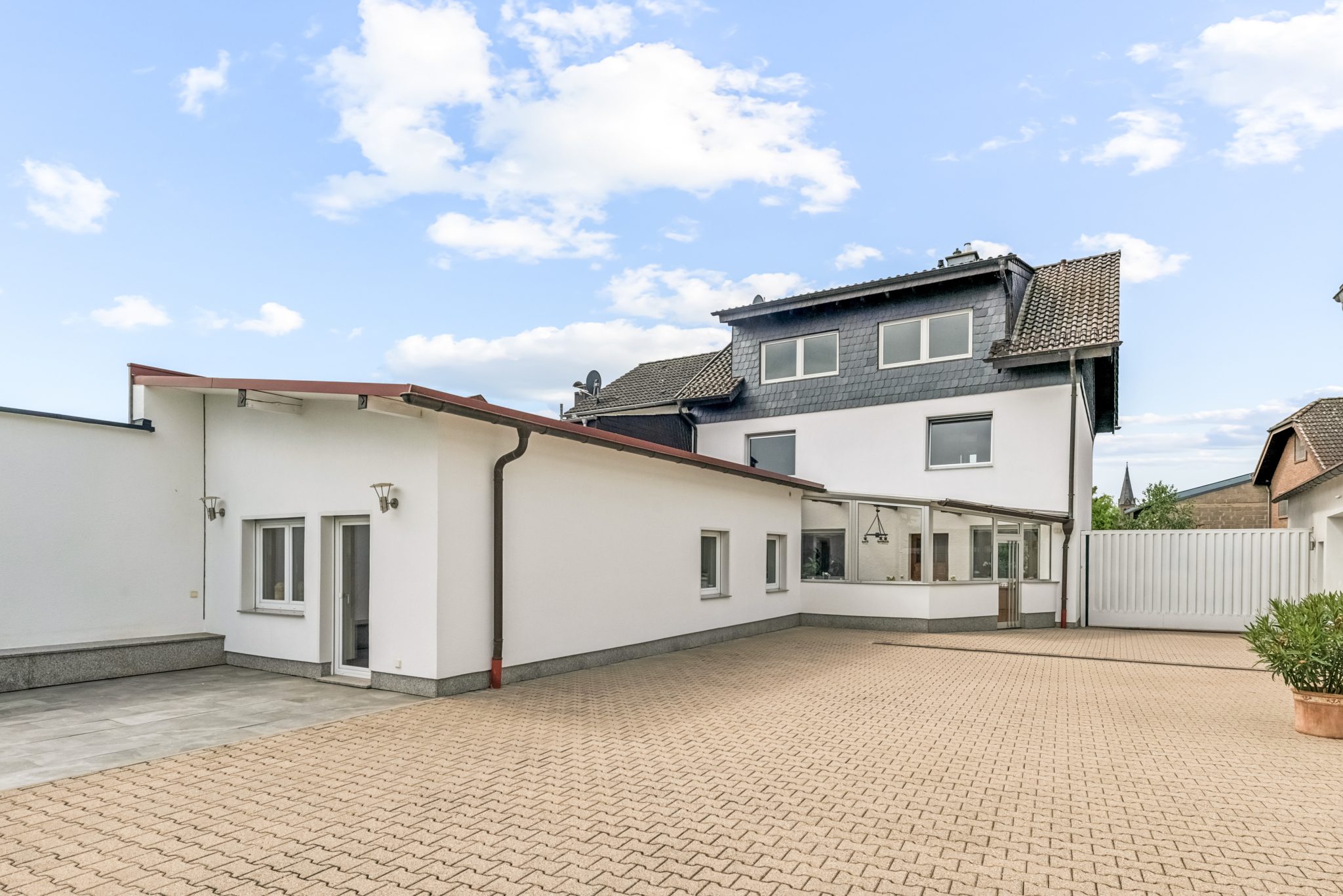 Immobilienangebot - Nörvenich - Alle - Wohnen & Arbeiten perfekt kombiniert – Gepflegtes Zweifamilienhaus mit großzügigem Gewerbeanbau