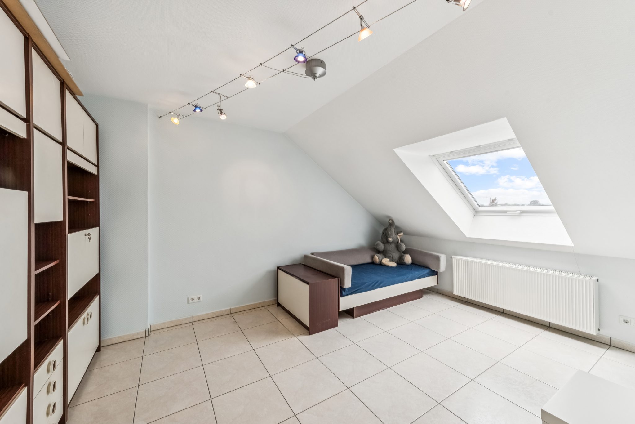 Immobilienangebot - Nörvenich - Alle - Wohnen & Arbeiten perfekt kombiniert – Gepflegtes Zweifamilienhaus mit großzügigem Gewerbeanbau