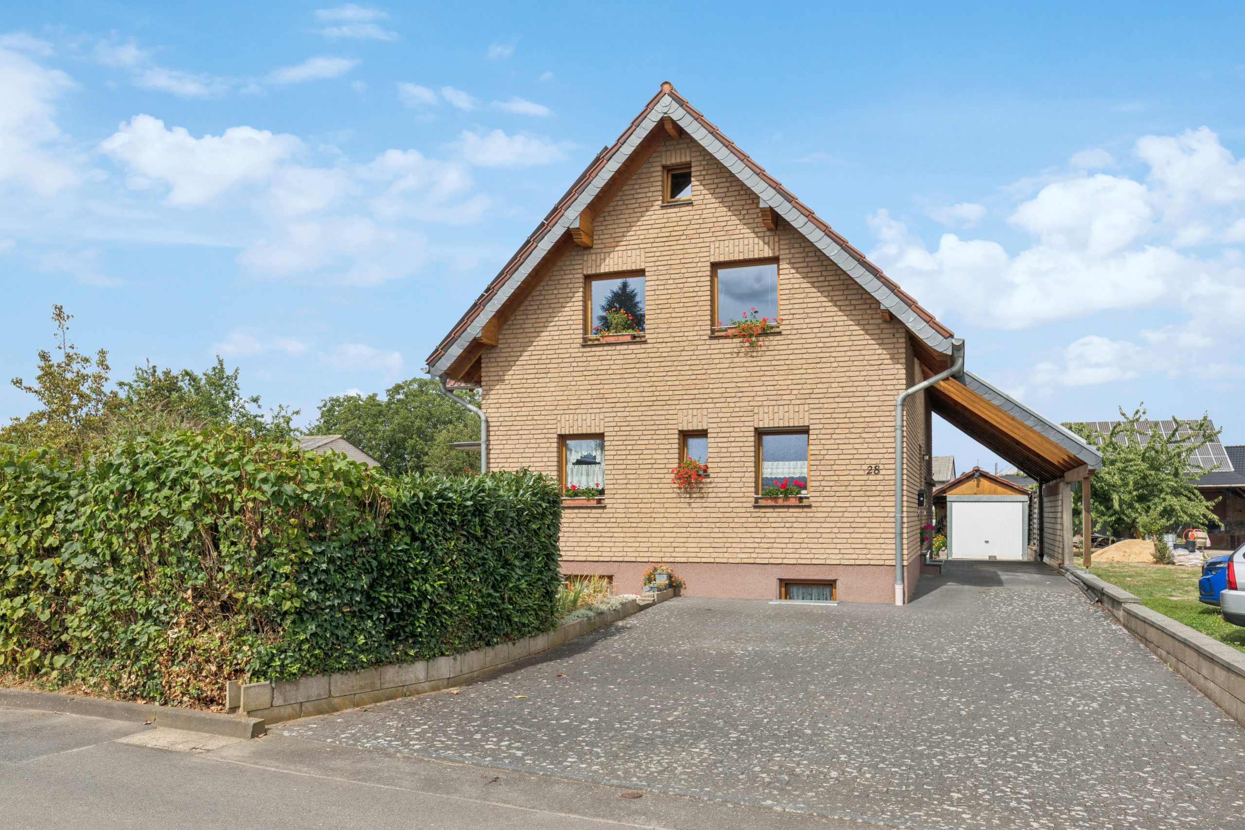 Immobilienangebot - Zülpich - Alle - Großzügiges, freistehendes Massivhaus mit großem Grundstück und vielseitigem Nutzungspotenzial