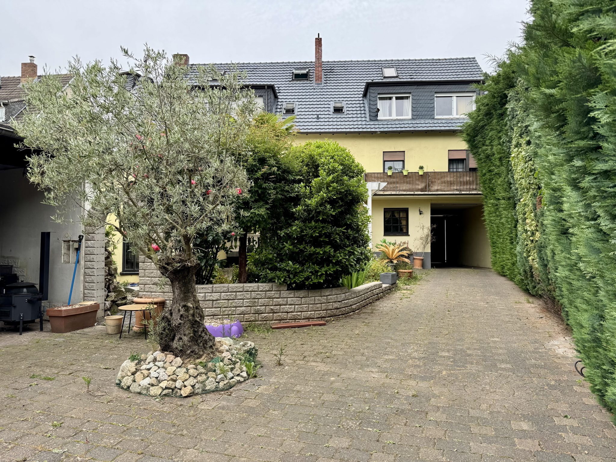 Immobilienangebot - Euskirchen - Alle - Mehrfamilienhaus mit toller Rendite, Zentrale Lage und hohe Mieteinnahme