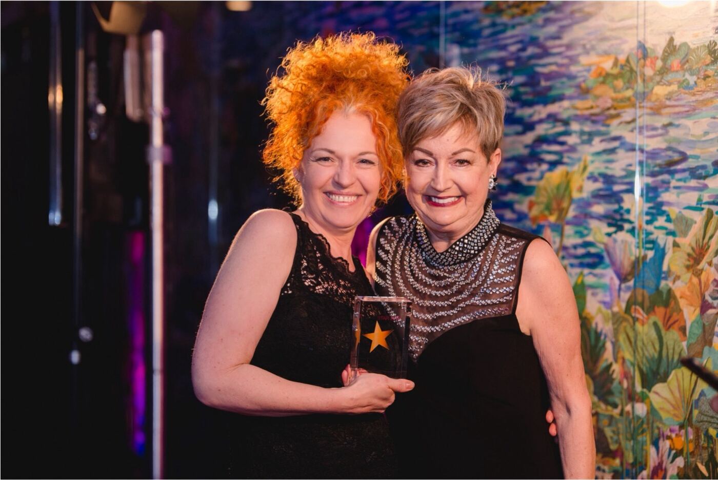 Cornelia Augustin und Barb Schwarz bei einer Preisverleihung