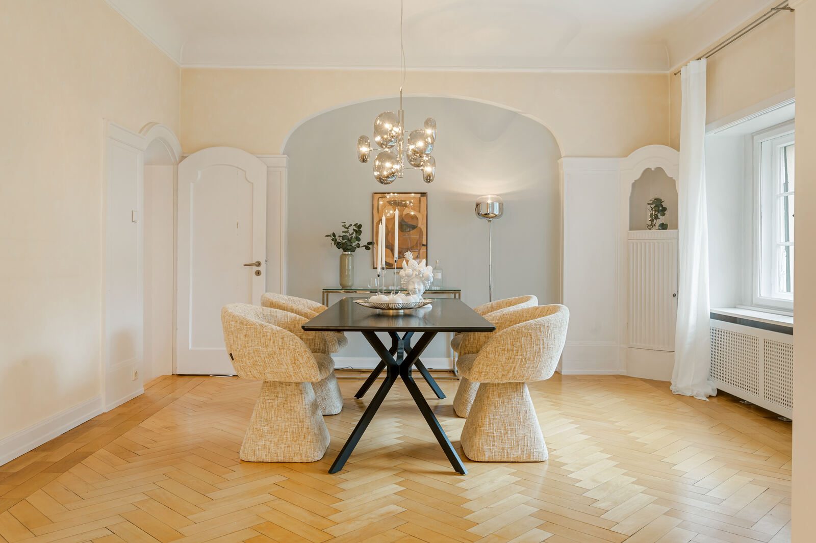 Essbereich nach dem Home Staging mit Glastisch, hellen Polsterstühlen und Pendelleuchte