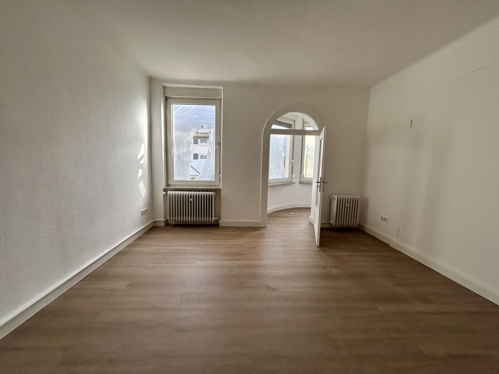 Wohnzimmer vor dem Home Staging, leer