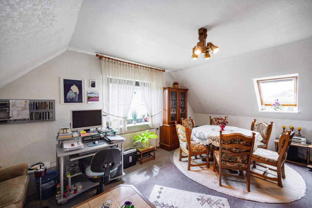 Immobilienangebot - Halle/Westf. - Alle - Ein tolles Angebot! 
Freistehendes Einfamilienhaus mit Garage und übergroßem Carport