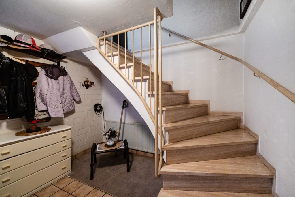 Immobilienangebot - Halle/Westf. - Alle - Ein tolles Angebot! 
Freistehendes Einfamilienhaus mit Garage und übergroßem Carport