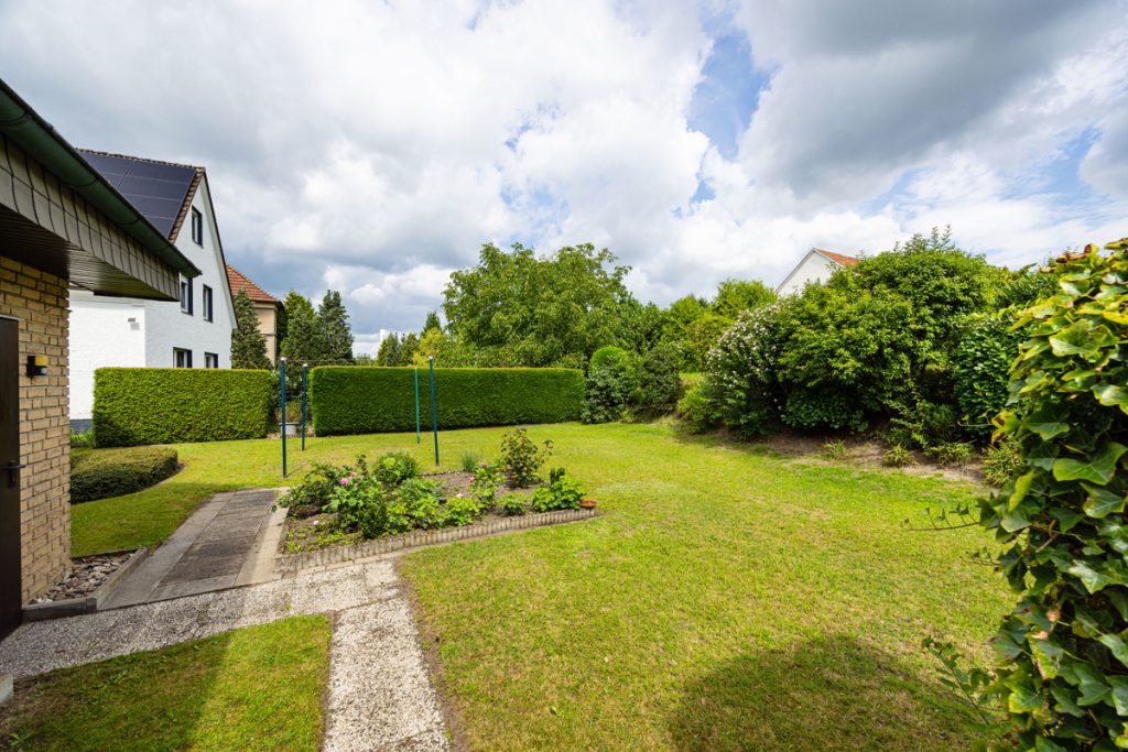 Immobilienangebot - Halle/Westf. - Alle - Ein tolles Angebot! 
Freistehendes Einfamilienhaus mit Garage und übergroßem Carport