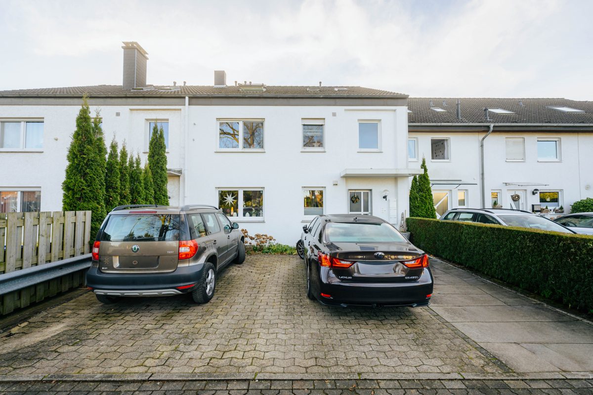 Immobilienangebot - Leopoldshöhe - Alle - Attraktives Reihenmittelhaus mit drei Wohnungen!
Voll vermietet und in sehr gutem Zustand