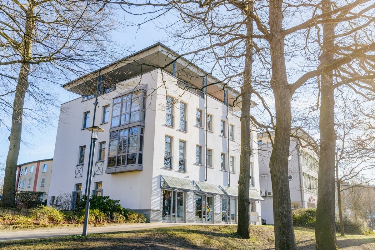 Titelbild Immobilienangebot - BI-Sennestadt - Alle - Keine Käuferprovision - Investment ohne Sorgen! Seriös vermietetes Wohn- und Geschäftshaus