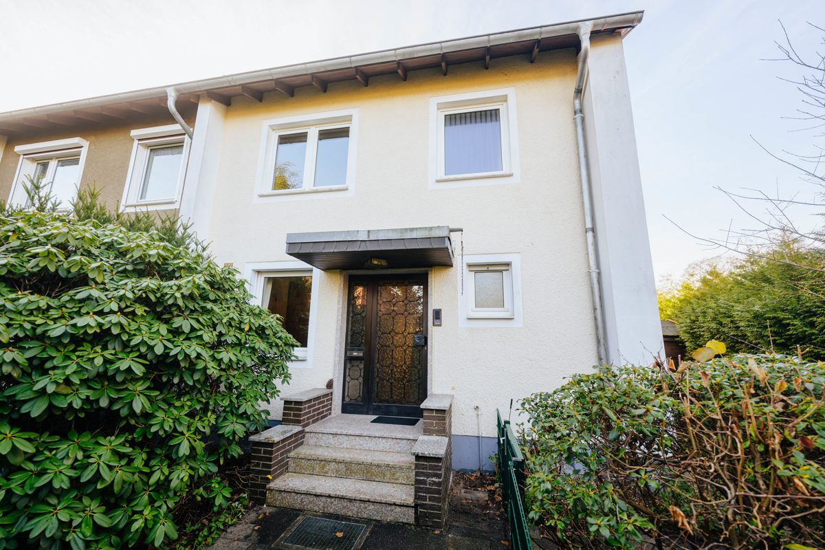 Ansicht Immobilienangebot - BI-Sennestadt - Alle - Das hat Potenzial!
Stark renovierungsbedürftiges Reihenendhaus mit Garage