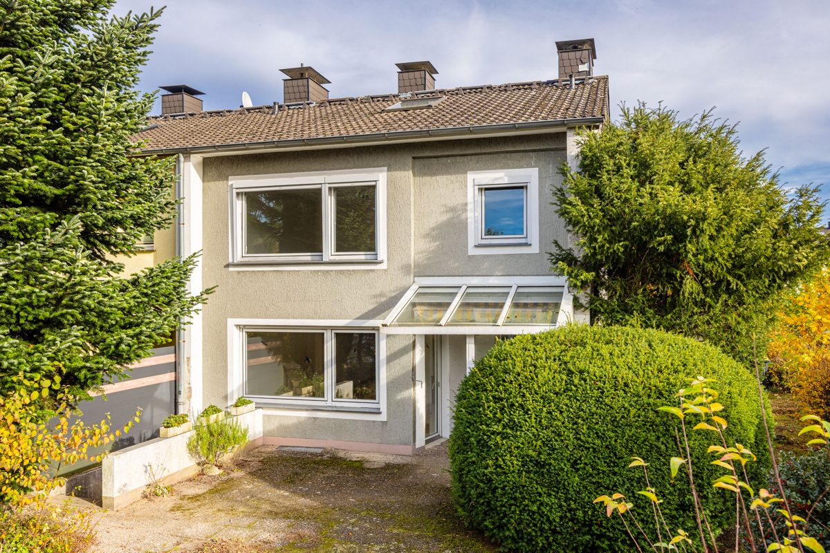 Ansicht Immobilienangebot - BI-Sennestadt - Alle - Stark Renovierungsbedürftig, großzügig und familiengerecht -
Reihenendhaus mit schönem Garten