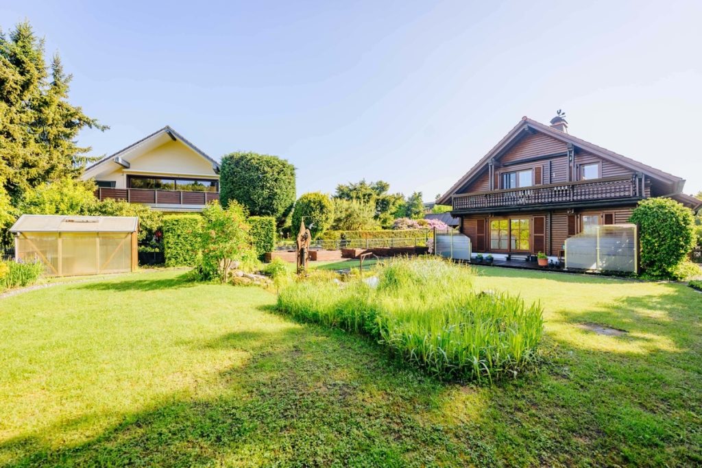 Immobilienangebot - Oerlinghausen - Alle - Seltene Gelegenheit – Zweifamilienhaus in Holzblockbauweise mit traumhaftem Grundstück