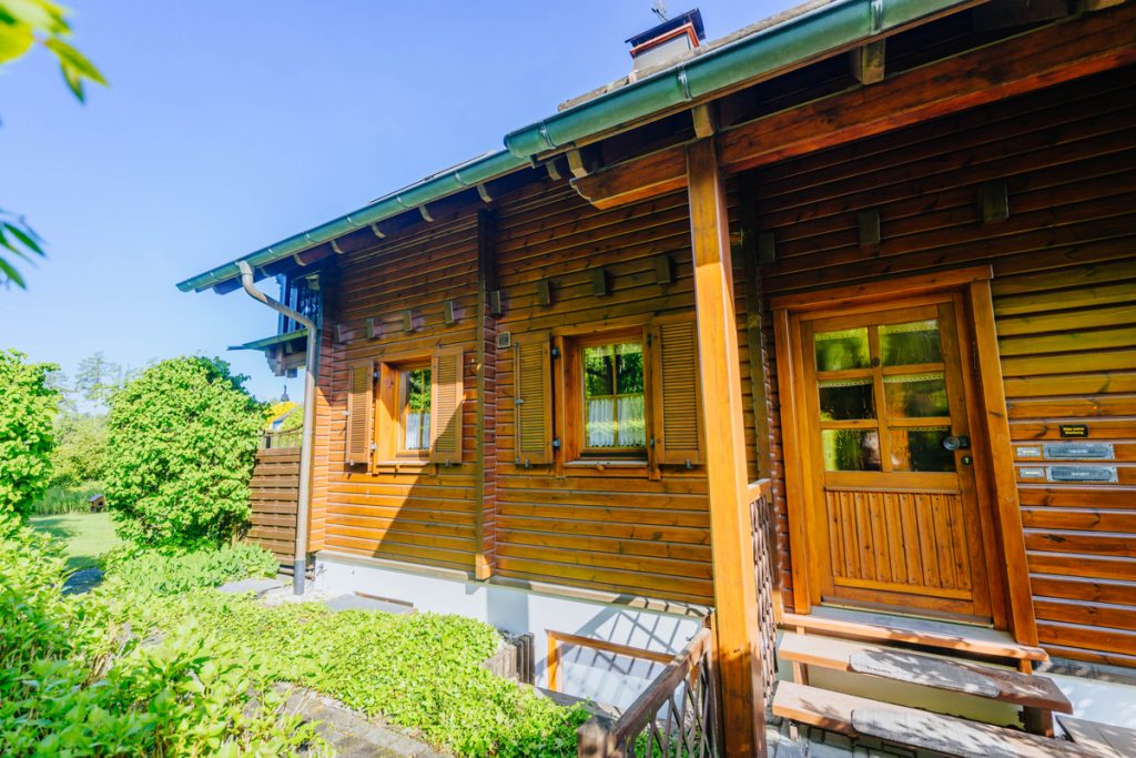 Immobilienangebot - Oerlinghausen - Alle - Seltene Gelegenheit – Zweifamilienhaus in Holzblockbauweise mit traumhaftem Grundstück