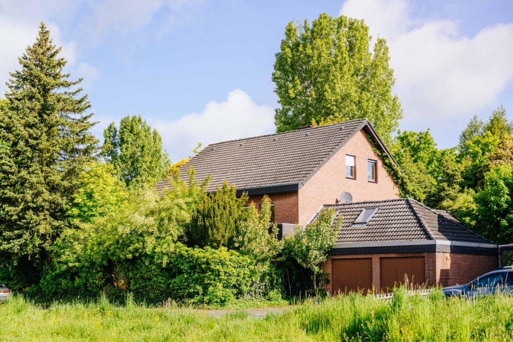 Immobilienangebot - Gütersloh - Alle - Erstbesichtigung: Samstag 30.05 / 13 - 14 Uhr / Drosselweg 1 in 33335 Gütersloh / Renovierungsbedürftiges Einfamilienhaus