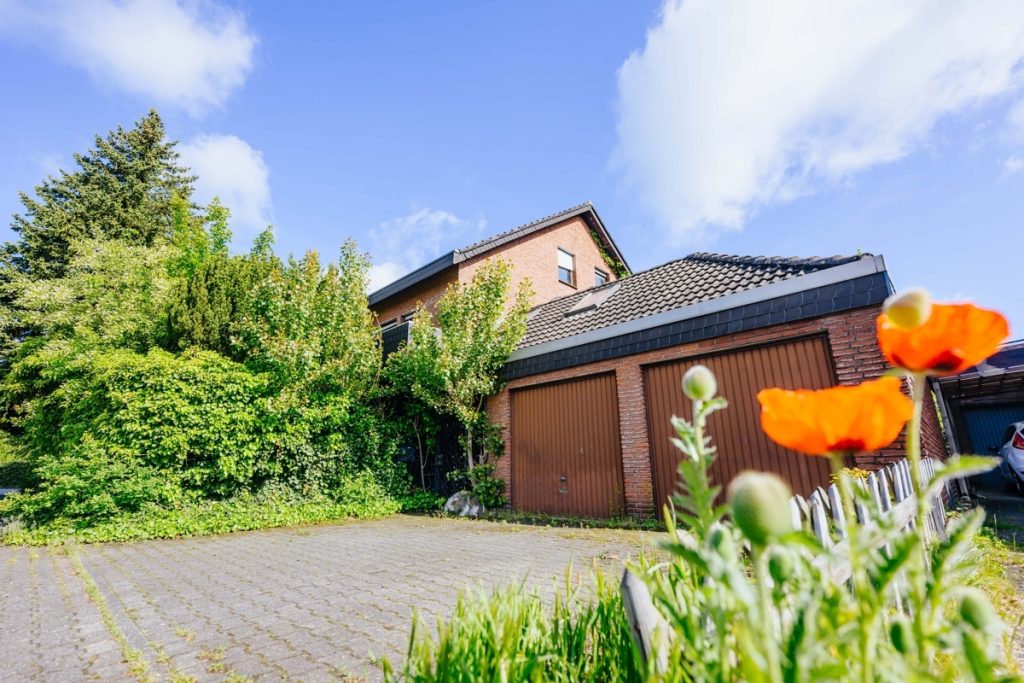 Immobilienangebot - Gütersloh - Alle - Erstbesichtigung: Samstag 30.05 / 13 - 14 Uhr / Drosselweg 1 in 33335 Gütersloh / Renovierungsbedürftiges Einfamilienhaus