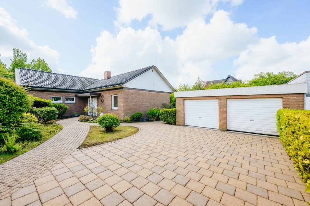 Immobilienangebot - Bielefeld / Senne - Alle - Umgeben von Grün! – 5-Zimmer-Bungalow mit Doppelgarage