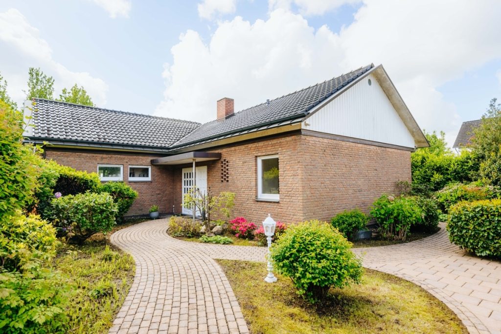 Immobilienangebot - Bielefeld / Senne - Alle - Umgeben von Grün! – 5-Zimmer-Bungalow mit Doppelgarage