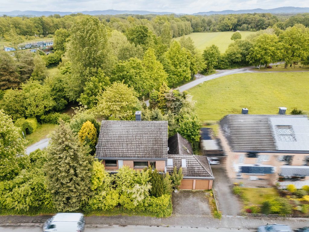Immobilienangebot - Gütersloh - Grundstücke - Erstbesichtigung: Samstag 30.05 / 13 - 14 Uhr / Drosselweg 1  in 33335 Gütersloh