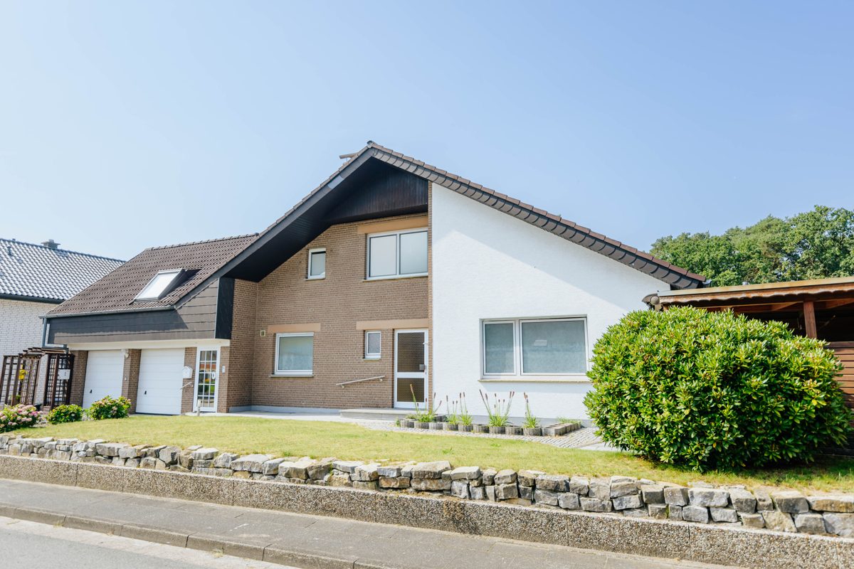 Ansicht Immobilienangebot - Augustdorf - Alle - 1A-gepflegtes Dreifamilienhaus auf einem wunderschönen Erbpachtgrundstück!