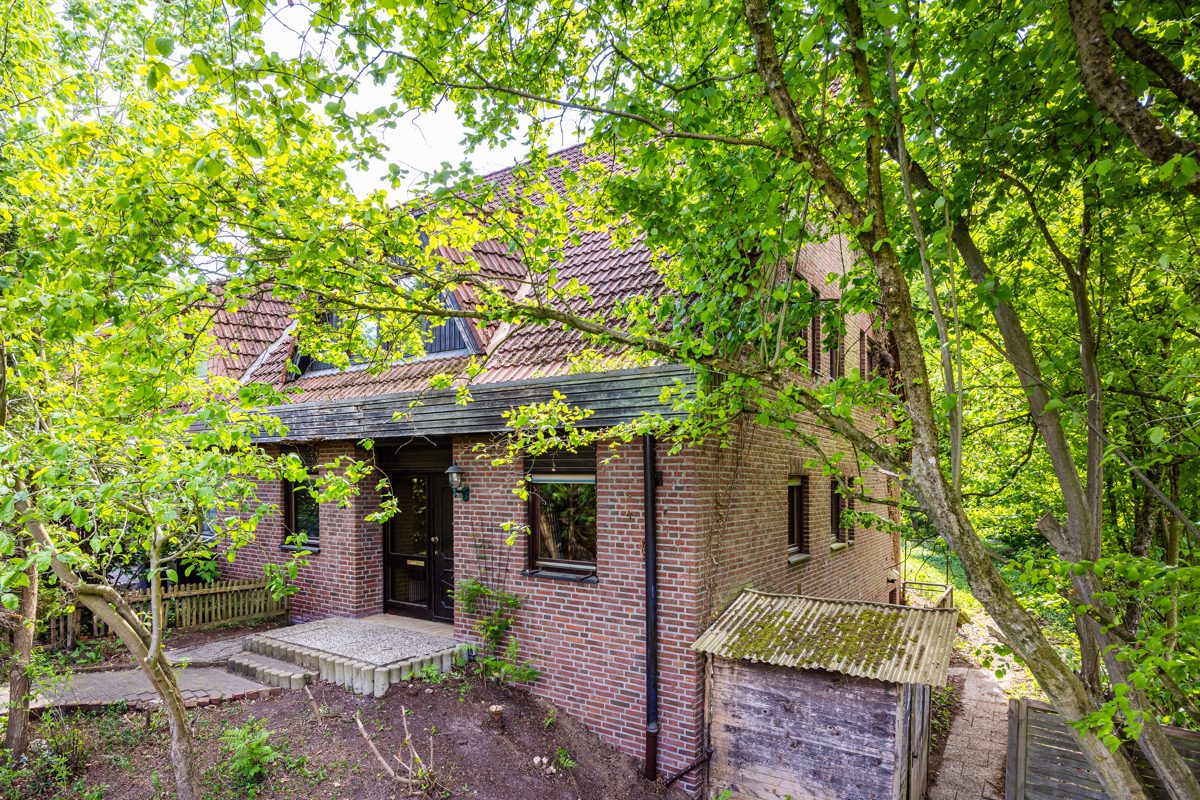 Vorderansicht Immobilienangebot - BI- Eckardtsheim - Alle - Sanierungsbedürftige Doppelhaushälfte auf Erbbaugrundstück