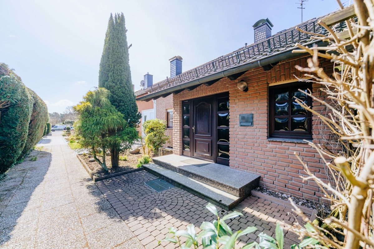 Ansicht Immobilienangebot - BI-Sennestadt - Alle - Zum Wohlfühlen!
Reihenendhaus mit Doppelgarage