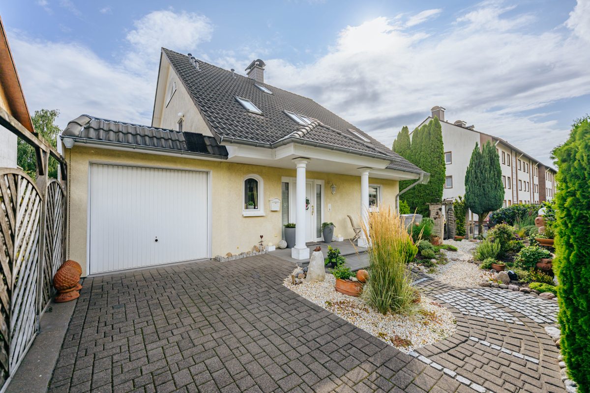 Immobilienangebot - Bi-Brackwede - Alle - Elegantes Einfamilienhaus mit Einliegerwohnung auf Erbpachtgrundstück